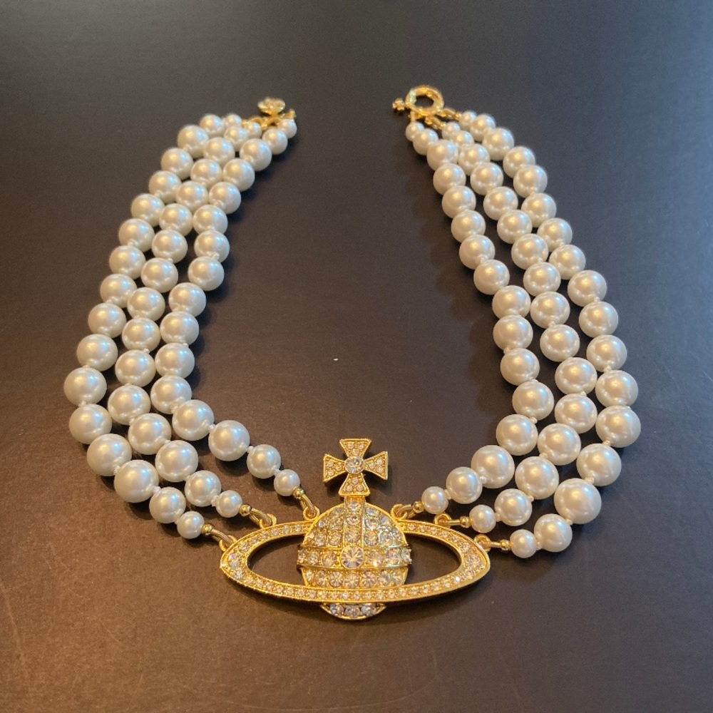 VIVIENNE WESTWOOD THREE ROW PEARL BAS RELIEF CHOKER